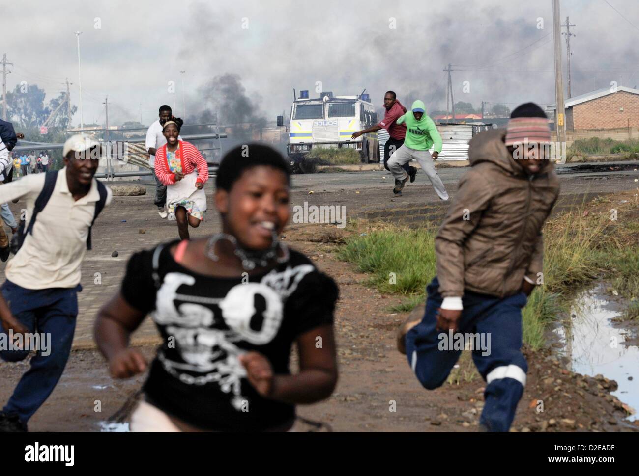 SASOLBURG, SUD AFRICA: contestatori eseguito dalla polizia il 21 gennaio 2013, in Sasolburg, Sud Africa. Protesta scoppiata a seguito dell'annuncio dell'intenzione di integrare i sistemi urbani da Sasol a Parys. (Foto di Gallo Immagini / Foto24 / Lucky Maibi) Foto Stock