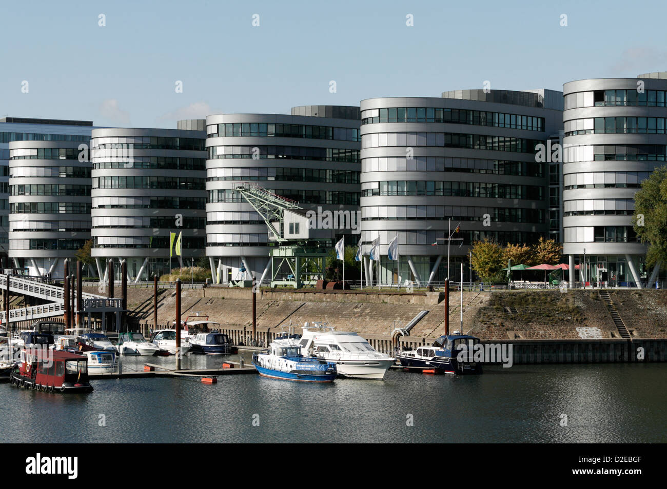 Duisburg, in Germania, il Buerokomplex cinque barche e marina nel porto interno Foto Stock