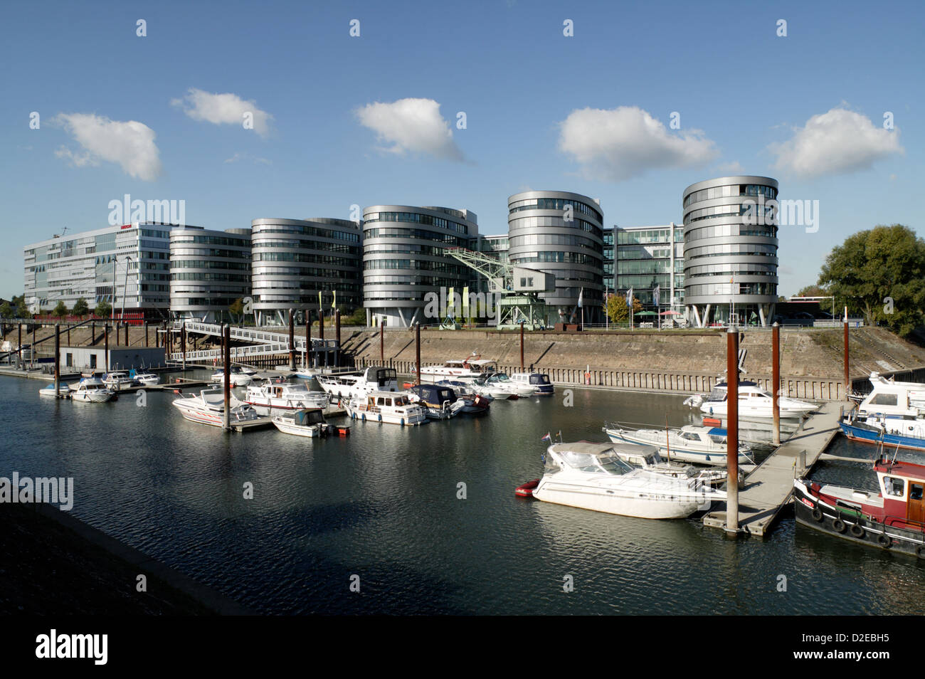Duisburg, in Germania, il Buerokomplex cinque barche e marina nel porto interno Foto Stock