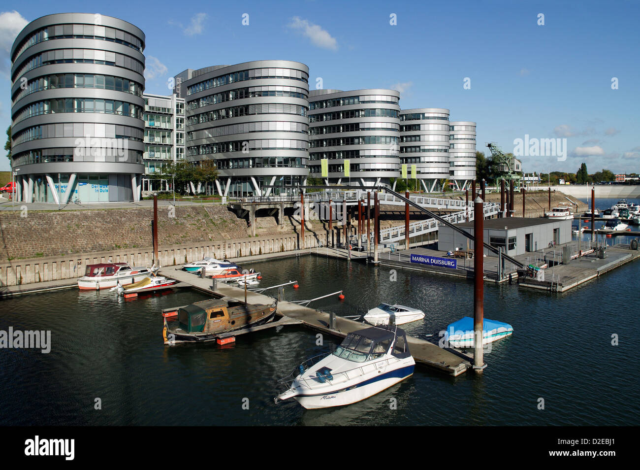 Duisburg, in Germania, il Buerokomplex cinque barche e marina nel porto interno Foto Stock