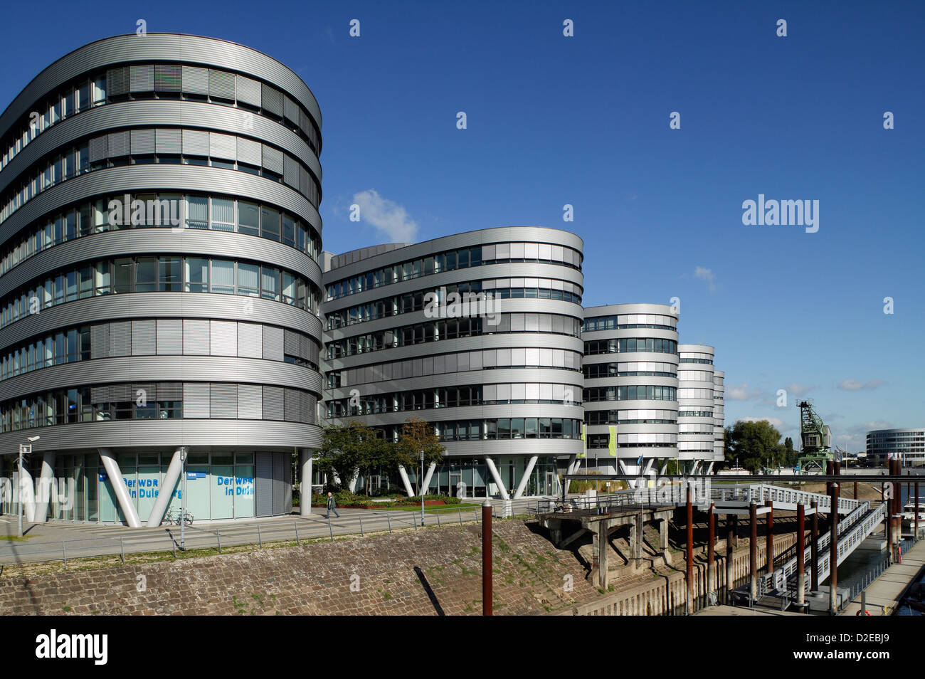 Duisburg, in Germania, il Buerokomplex cinque barche e marina nel porto interno Foto Stock