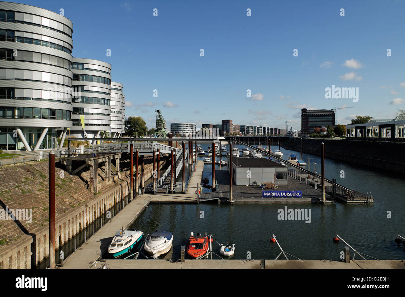 Duisburg, in Germania, il Buerokomplex cinque barche e marina nel porto interno Foto Stock