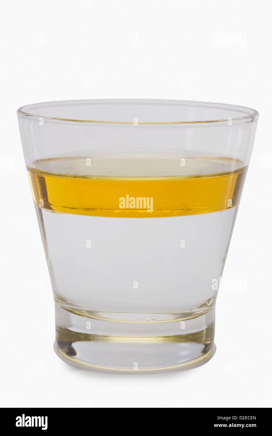 L'olio che galleggia sulla superficie dell'acqua in un bicchiere Foto stock  - Alamy