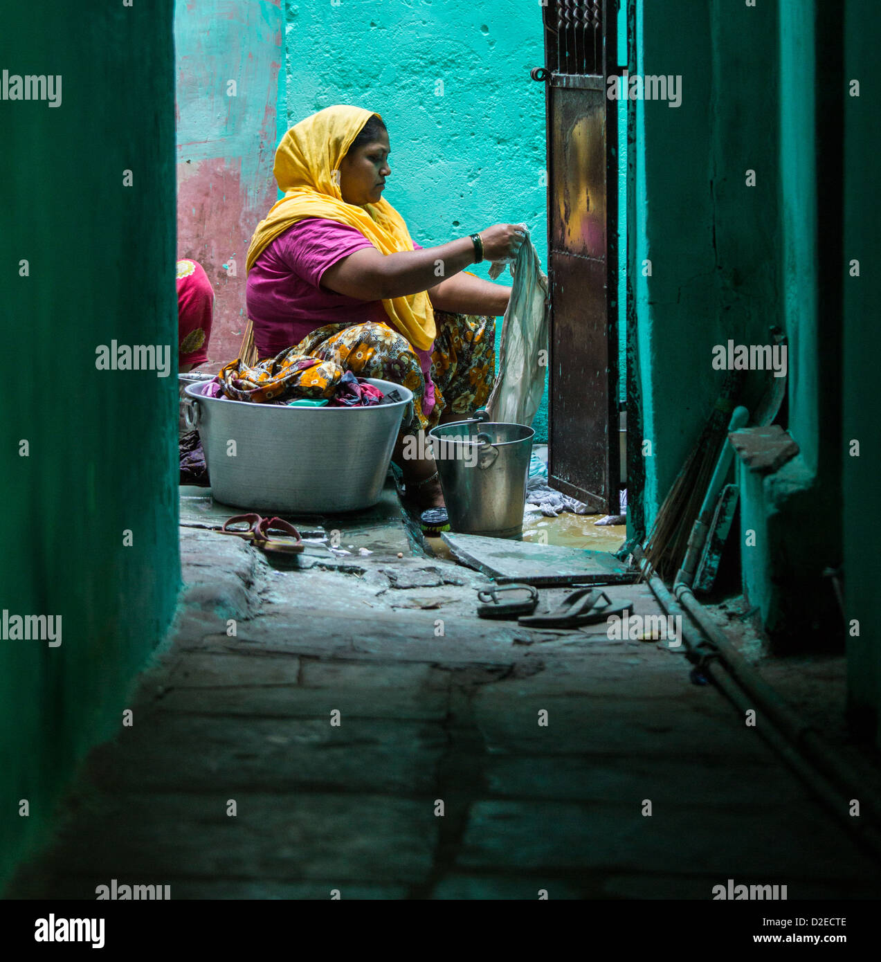 Donna abiti di lavaggio nella città vecchia, Ahmedabad, Gujarat, India Foto Stock
