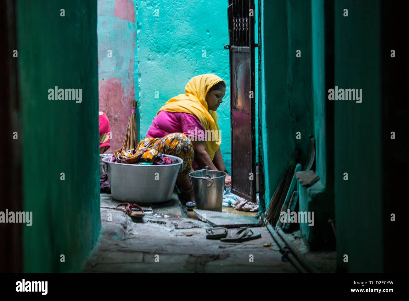 Donna abiti di lavaggio nella città vecchia, Ahmedabad, Gujarat, India Foto Stock
