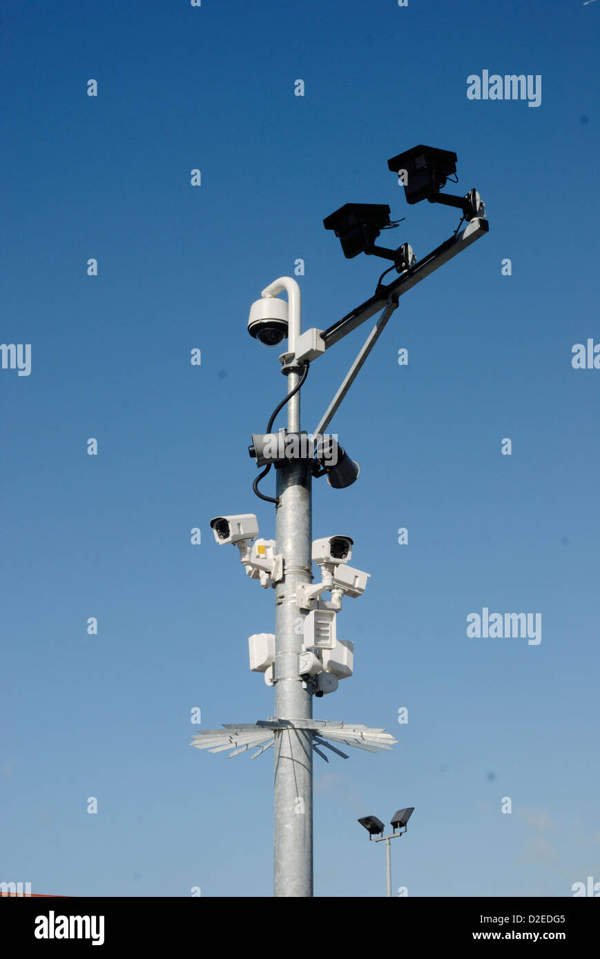 Telecamere di sicurezza, sensori di movimento e luci montato su un post in un parcheggio, Aberystwyth, Galles. Foto Stock