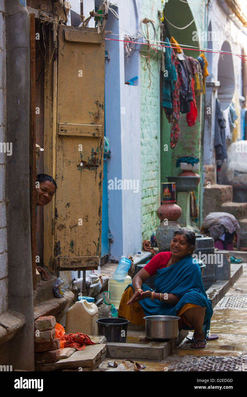 Le donne nella città vecchia, Ahmedabad, Gujarat, India Foto Stock