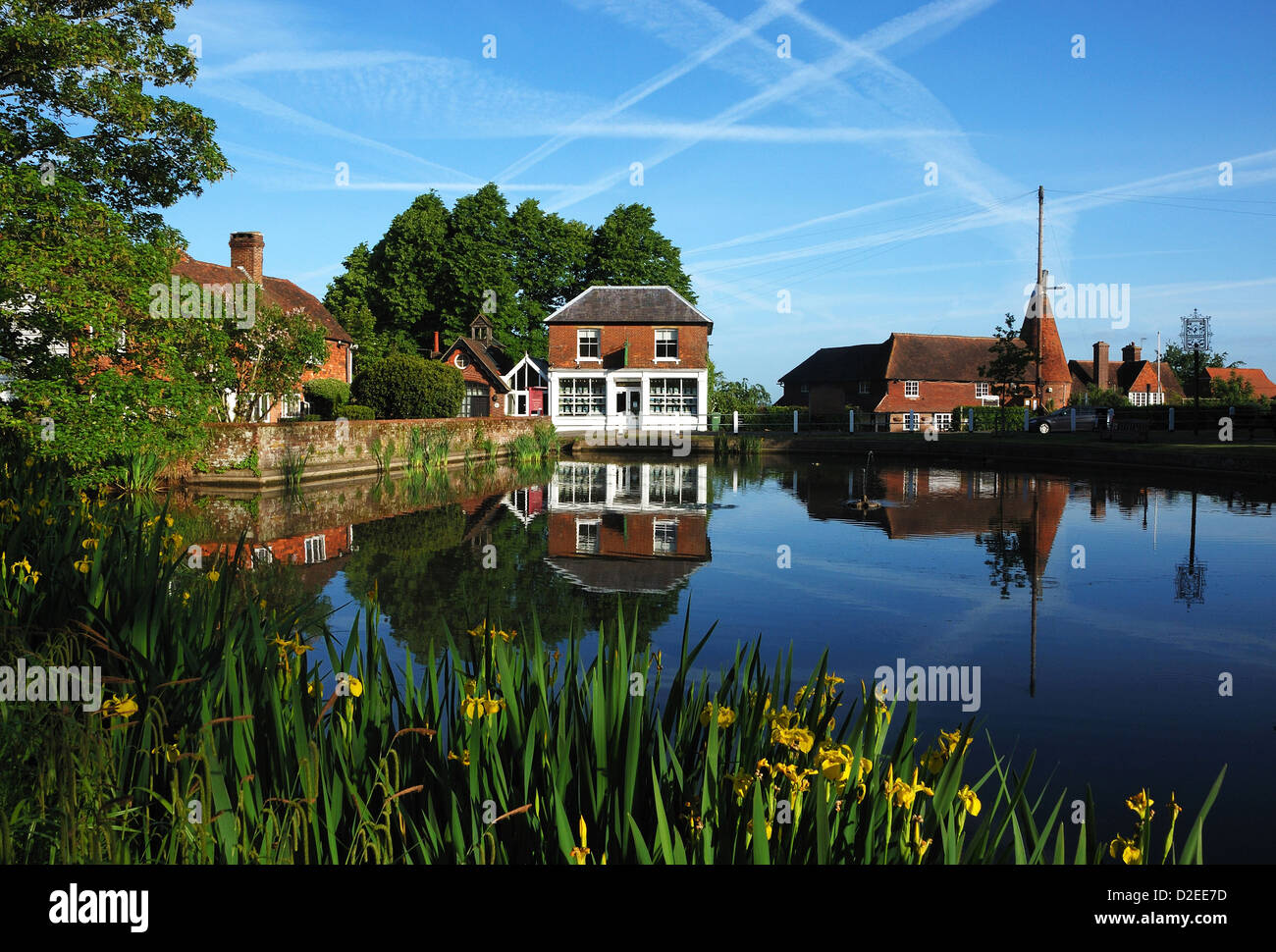 Il laghetto e oast house a Goudhurst nel Kent, Regno Unito Foto Stock