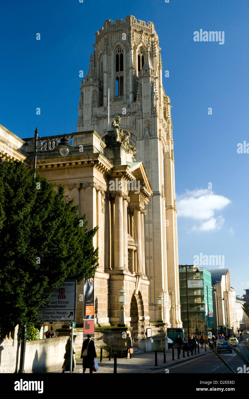 Museo di Bristol e galleria d'arte con la Will's Memorial Tower of Bristol University sullo sfondo, Bristol, Inghilterra. Foto Stock