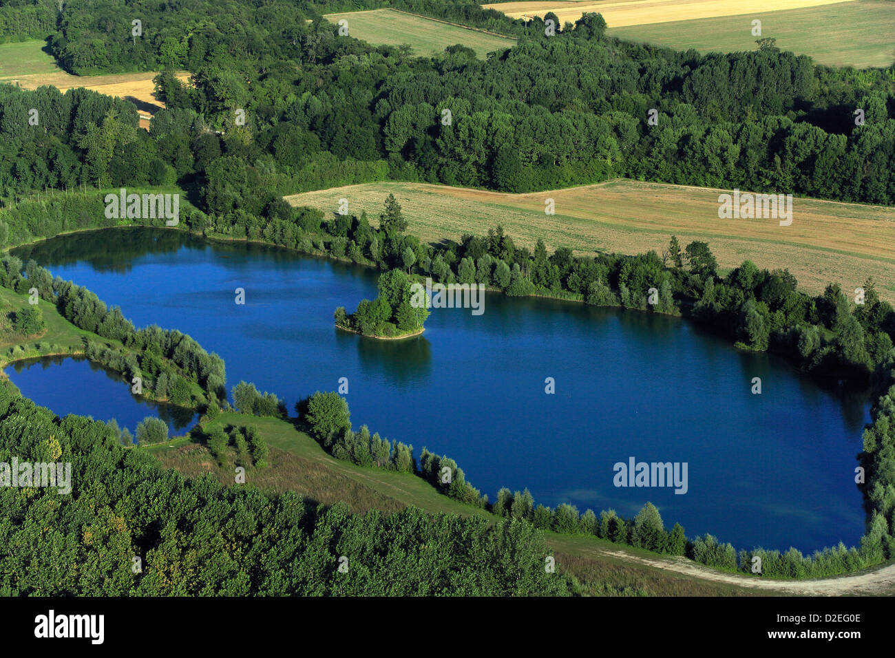 Francia, Marne (51), natura paesaggio con un laghetto, un lago circondato da vegetazione (foto aeree) Foto Stock