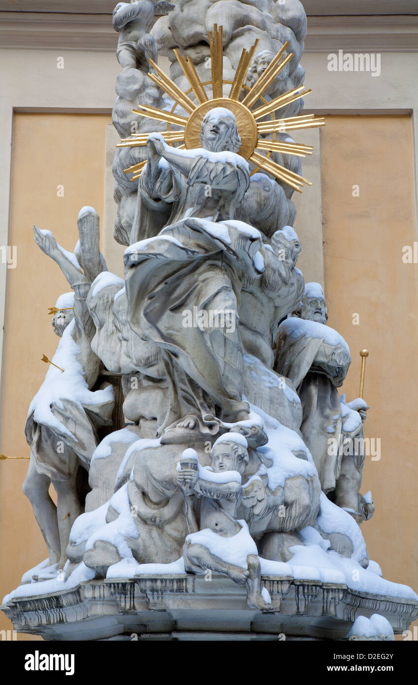 Vienna - Dettaglio di angelo dal barocco Trinità colonna dal santo Urlich e Maria Trost chiesa in inverno. Foto Stock