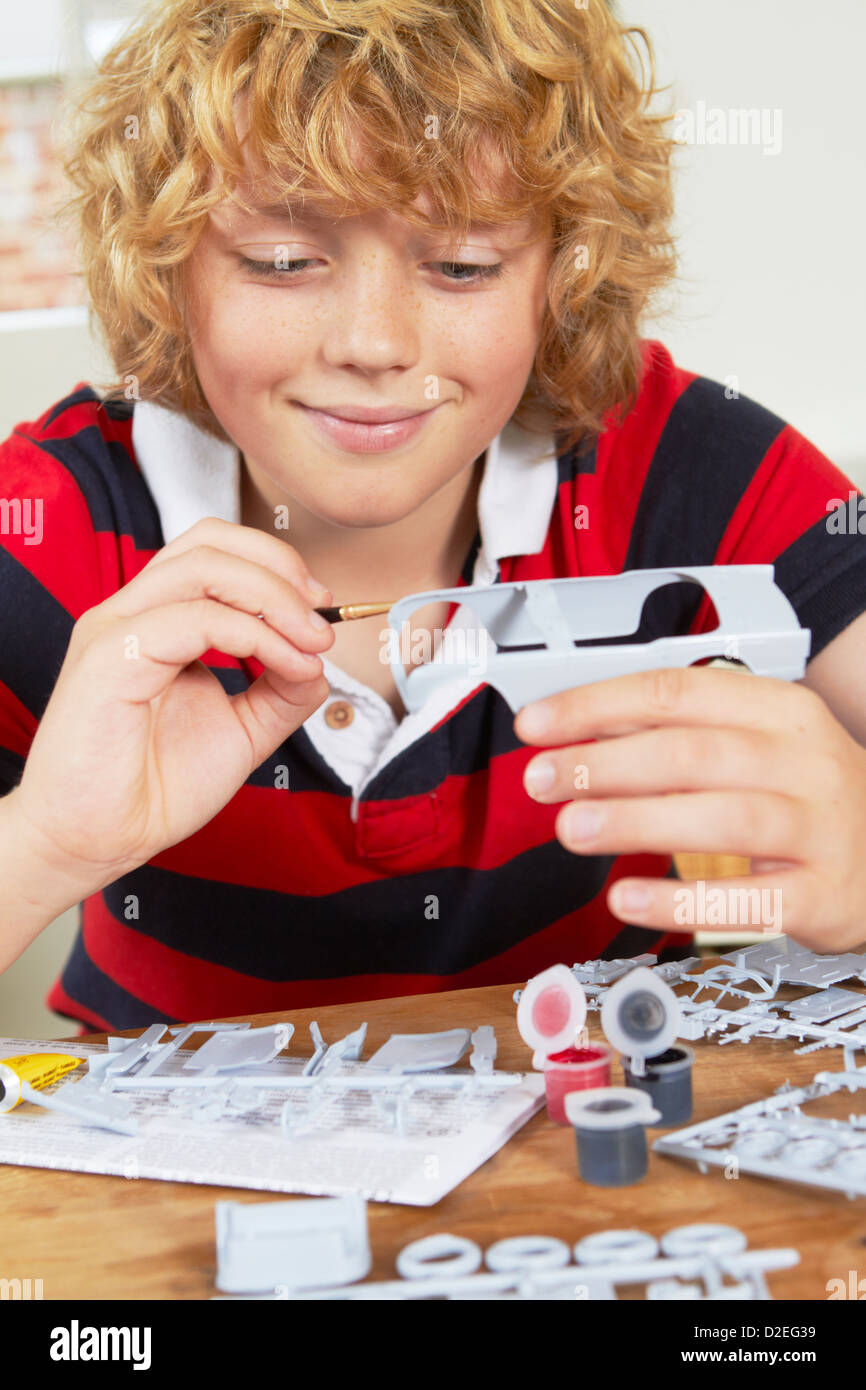 Ragazzo di verniciatura auto modello in ambienti interni Foto Stock