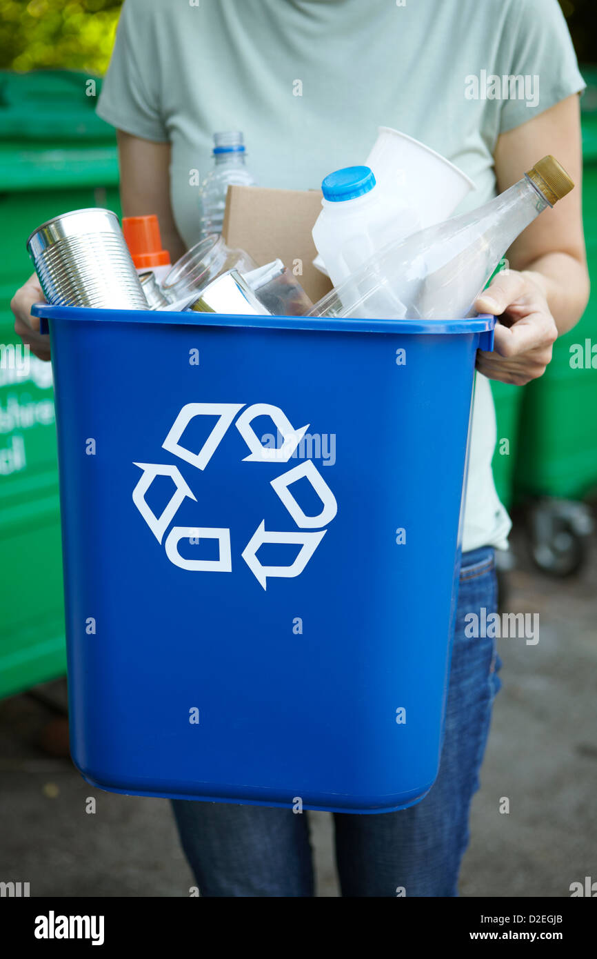 Donna prendendo il riciclaggio a scomparti Foto Stock