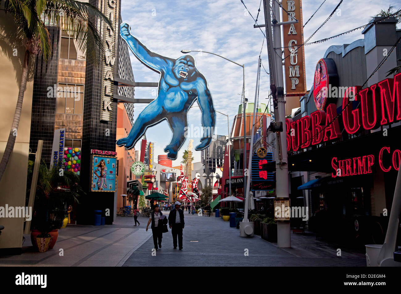 Gorilla gigante e il Bubba Gump Shrimp Co in città a piedi, gli Universal Studios di Hollywood, l'Universal City, Stati Uniti d'America Foto Stock