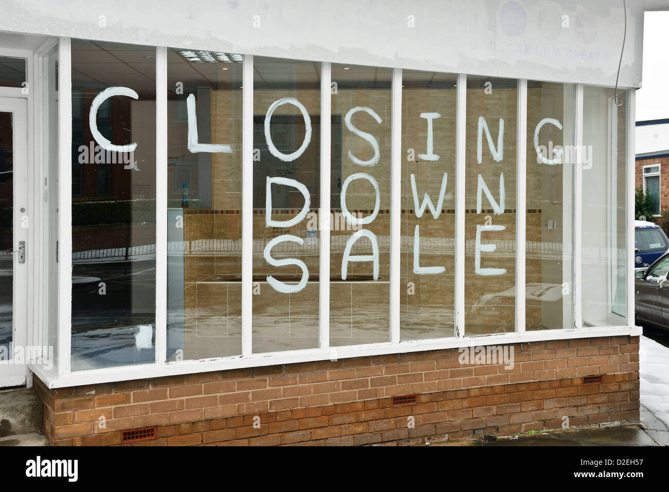 Chiusura bando di vendita nella vetrina di un negozio. Foto Stock