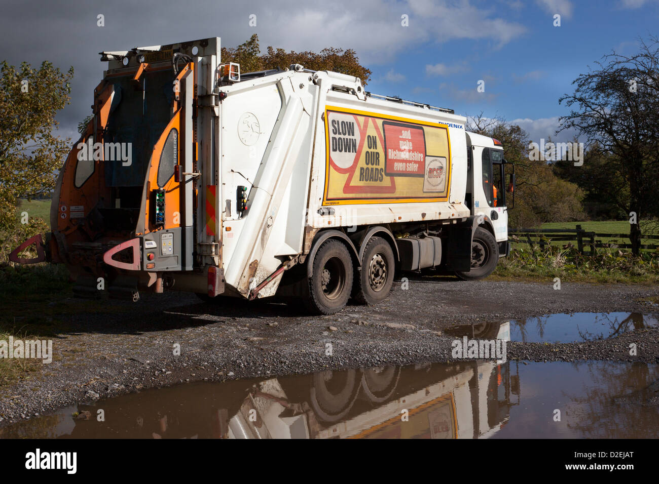 Rallentare sulla nostra strada, consiglio di rifiutare il carrello, rifiuti, rifiuti, cestino, carrello, spazzatura, città, veicolo, dump, ambiente, riciclaggio, vicino Aysgarth, REGNO UNITO Foto Stock