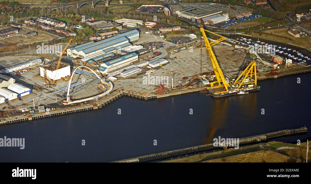 Vista aerea di Newcastle e Gateshead Millennium Bridge in costruzione presso il cantiere di Amec nel novembre 2000 Foto Stock