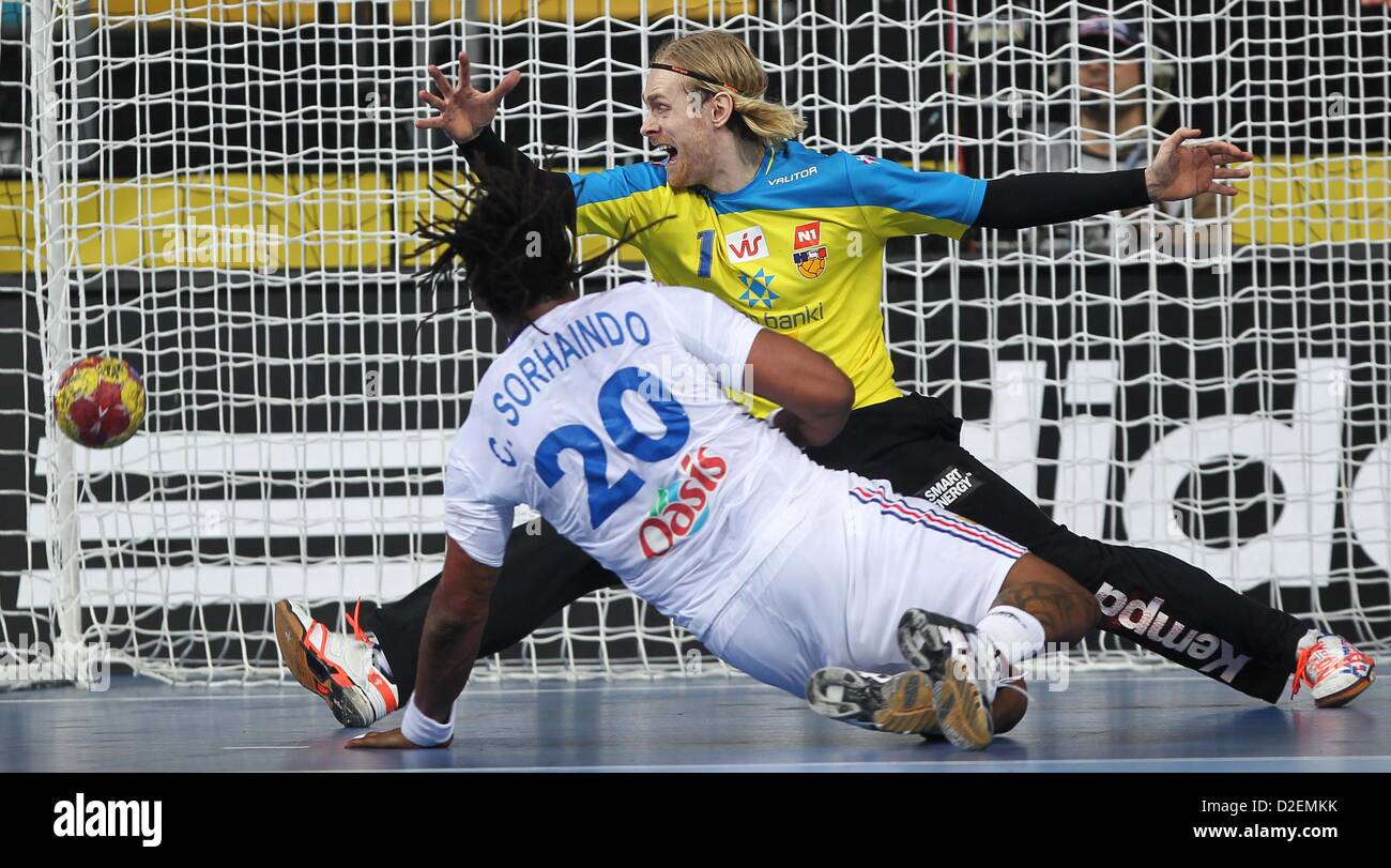 Cedric Sorhaindo (anteriore) della Francia punteggi contro il portiere Bjoergvin Pall Gustavsson (retro) dell'Islanda durante l'di pallamano Campionati del Mondo round di 16 match Francia vs Islanda a Barcellona, Spagna, 20 gennaio 2013. La Francia ha vinto 30:28. Foto: Fabian Stratenschulte/dpa Foto Stock