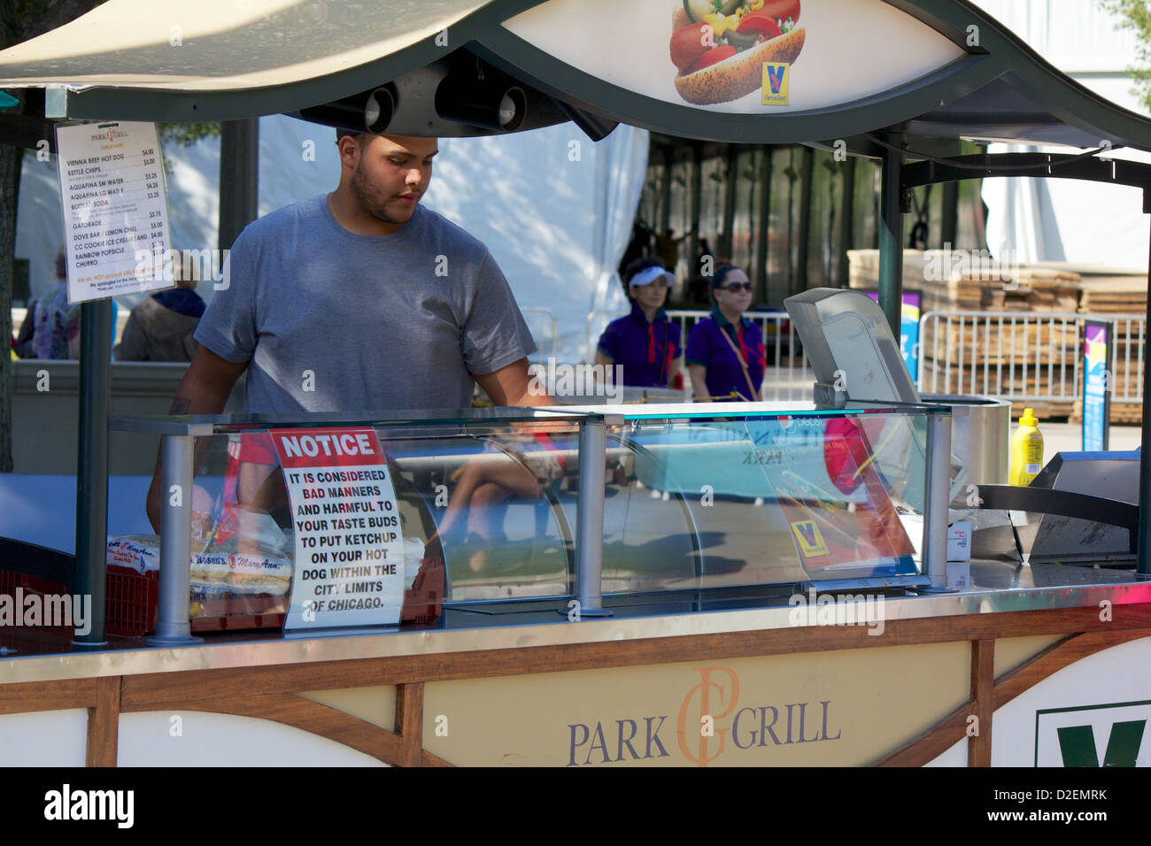 Hot Dog vendor. Il Millennium Park di Chicago, Illinois. Segno che sconsigliano la messa ketchup su un hot dog. Foto Stock