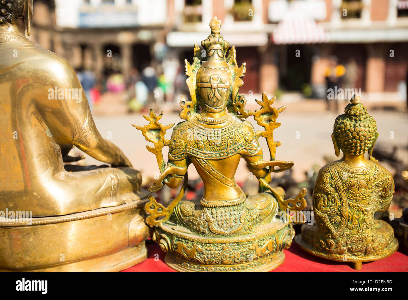 Merci nepalese in vendita in una fase di stallo in Patan Durbar Square a Kathmandu, Nepal. La piazza è un sito Patrimonio Mondiale dell'UNESCO. Foto Stock