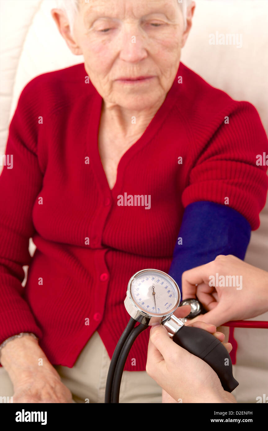 La pressione sanguigna, la persona anziana Foto Stock