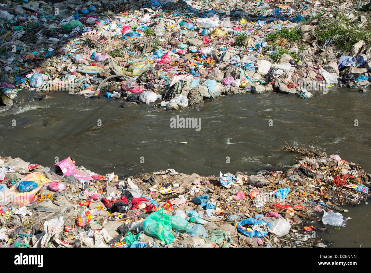 Il fiume Bagmati che corre attraverso il Kathmandu in Nepal. Il fiume è pieno di lettiera e di liquame crudo Foto Stock