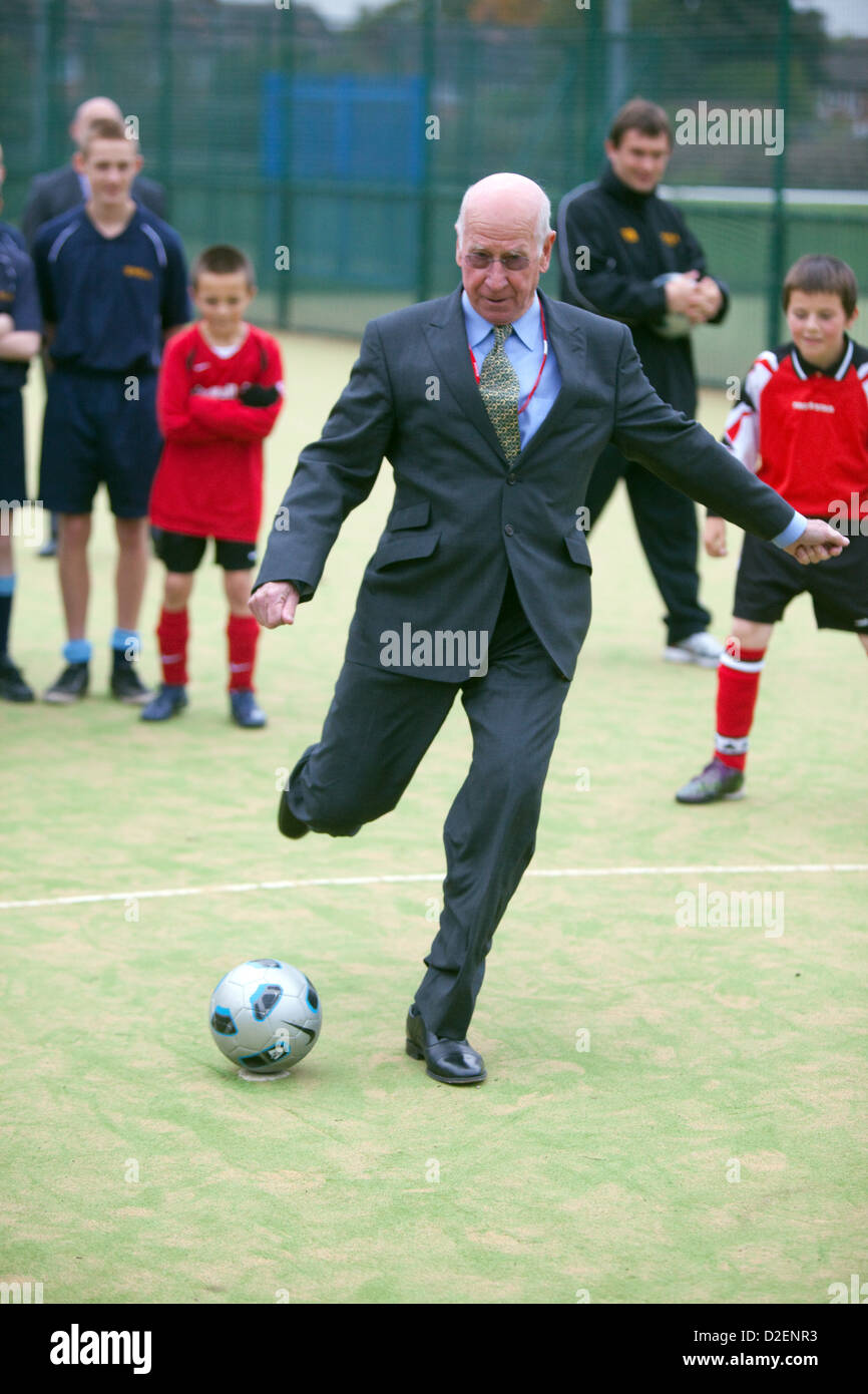 Sir Bobby Charlton apre Wythenshawe la nuova scuola Manchester centro aziendale. Foto Stock