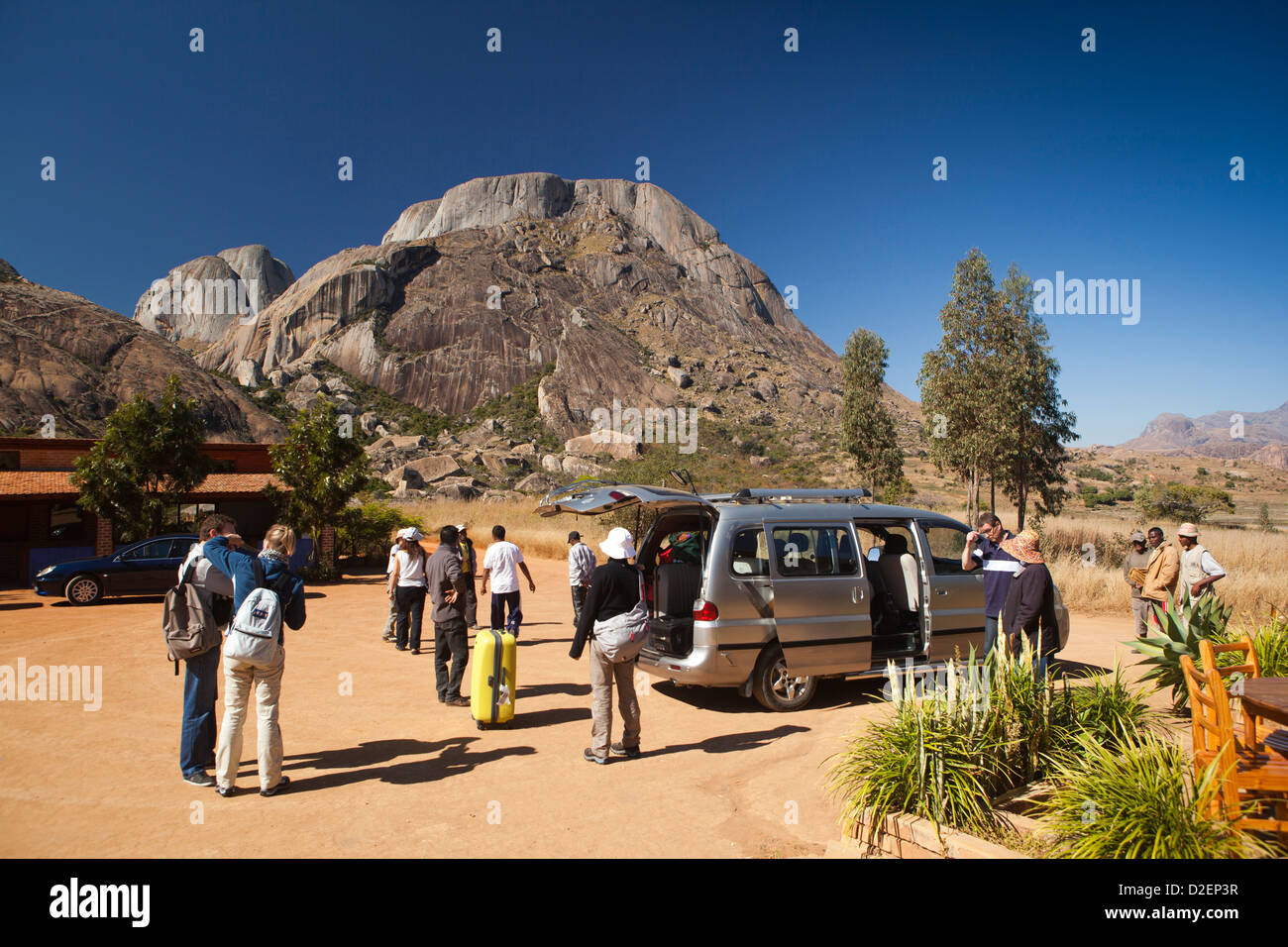 Madagascar, Ambalavao, riserva dAnja, turisti in arrivo per vedere Ringtailed lemuri Foto Stock