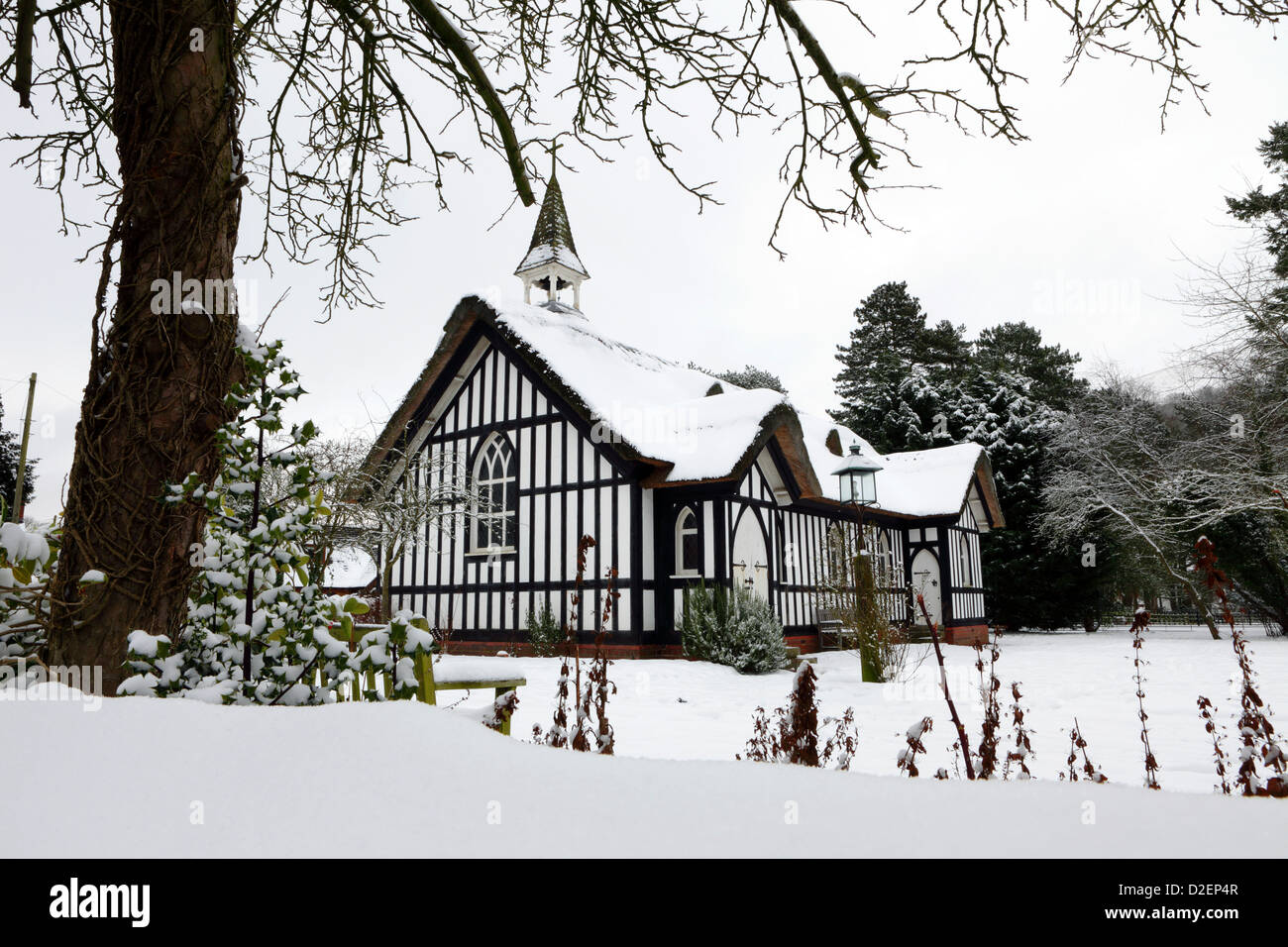 Visto qui coperto di neve è la Chiesa di tutti i santi in shropshire villaggio di Little stretton,shropshire. Foto Stock