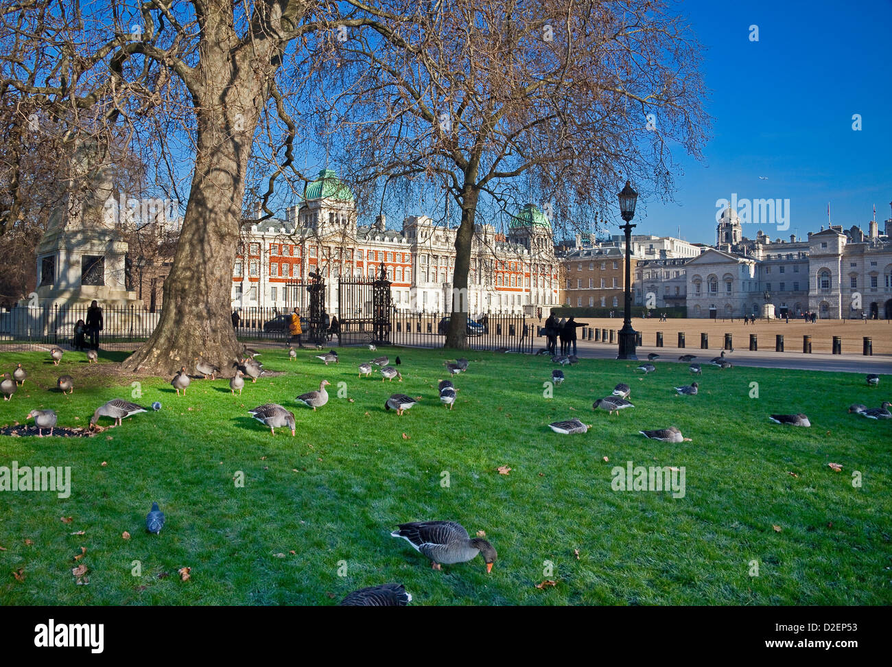 Londra la sfilata delle Guardie a Cavallo visto da St James Park Foto Stock