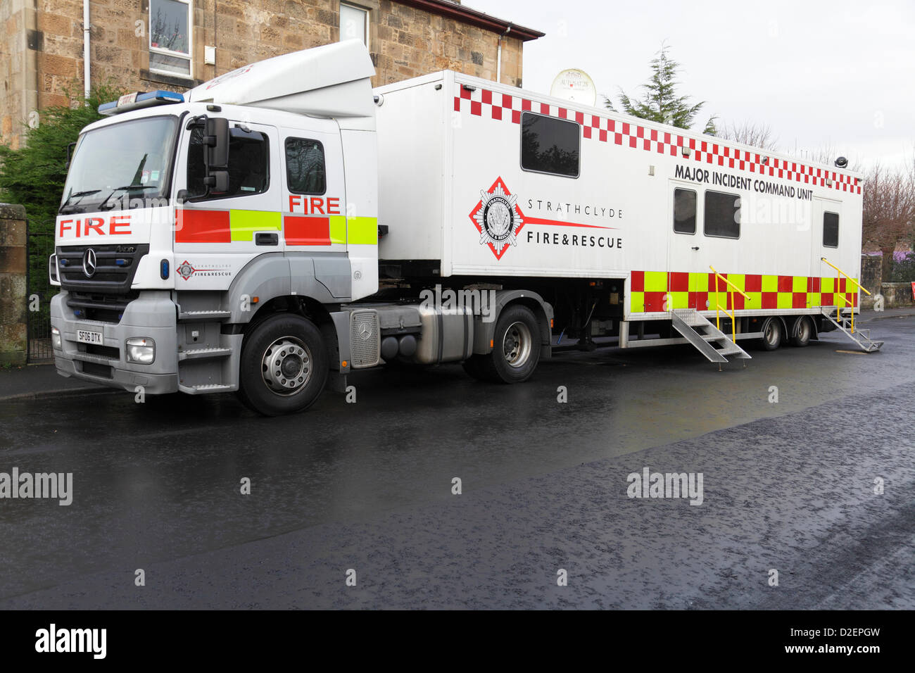 Johnstone, Renfrewshire, Scozia, Regno Unito, martedì 22 gennaio 2013. Un'unità di comando Strathclyde Fire and Rescue Major Incident che assiste a un incendio presso l'impianto di riciclaggio WRC. L'incendio ha causato cancellazioni, ritardi e revisioni dei servizi ferroviari sulla linea tra Glasgow Central e Ayr Foto Stock