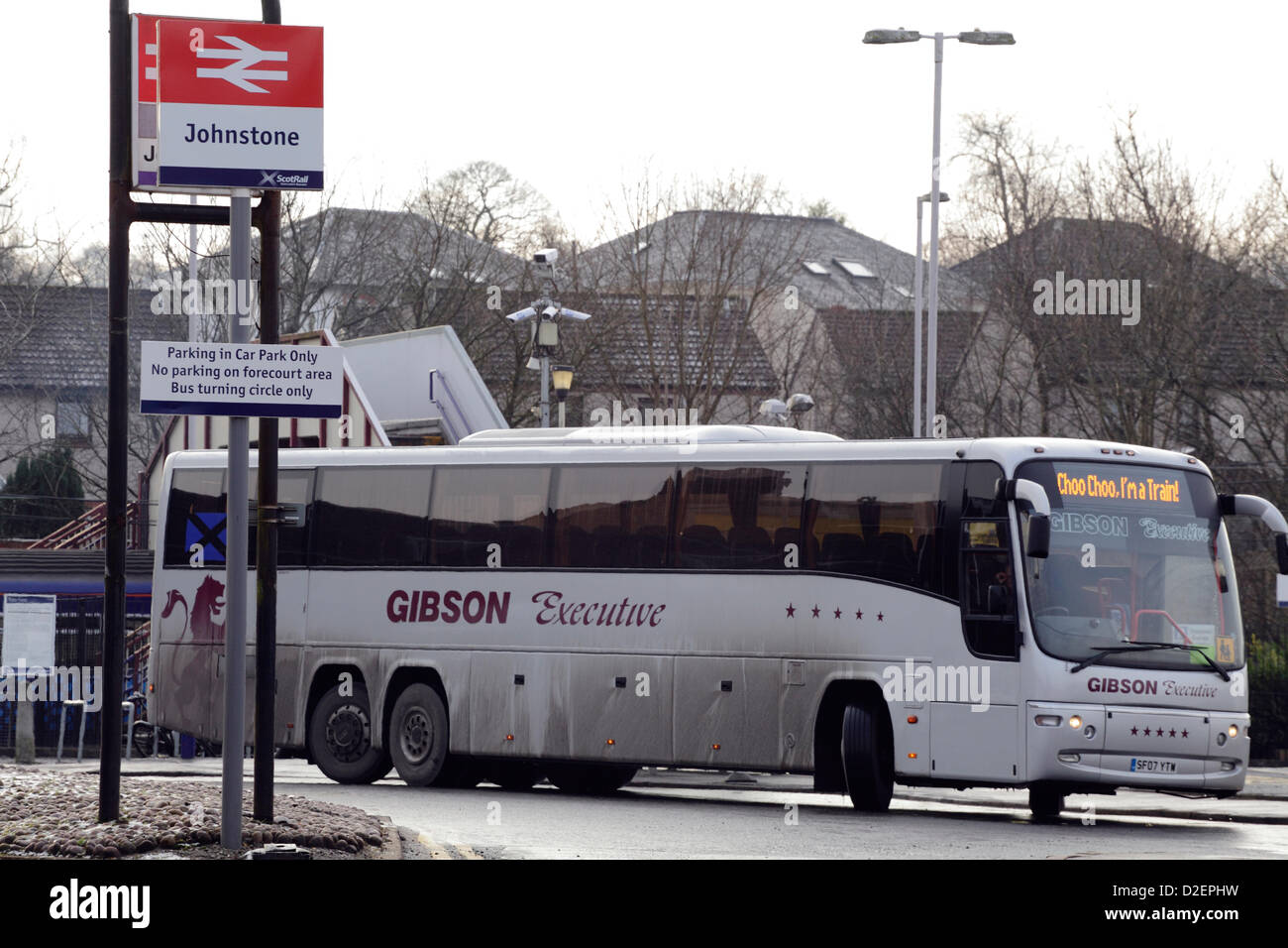 Johnstone Train Station, Renfrewshire, Scozia, Regno Unito, martedì 22 gennaio 2013. Un servizio di autobus sostitutivo tra Johnstone e Kilwinning in funzione a seguito di un incendio nello stabilimento di riciclaggio della WRC a Johnstone, Renfrewshire, che ha causato cancellazioni, ritardi e revisioni dei servizi sulla linea tra Glasgow e Ayr Foto Stock
