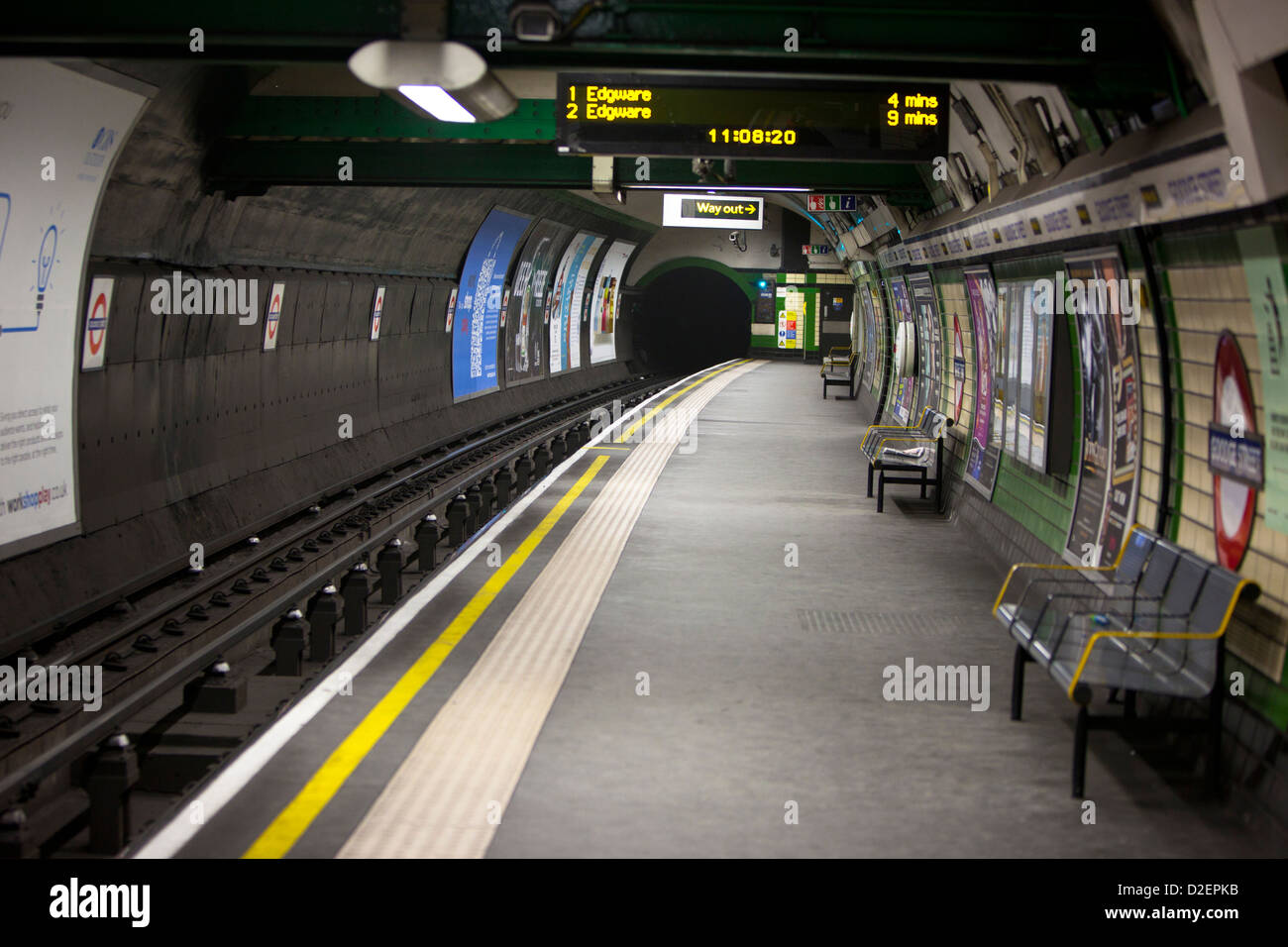 Abbandonata la piattaforma della metropolitana di Londra, Inghilterra, Regno Unito Foto Stock