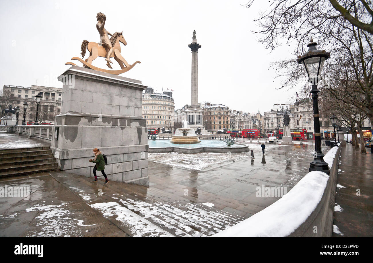 Trafalgar Square su un nevoso, inverno mattina, London, England, Regno Unito Foto Stock