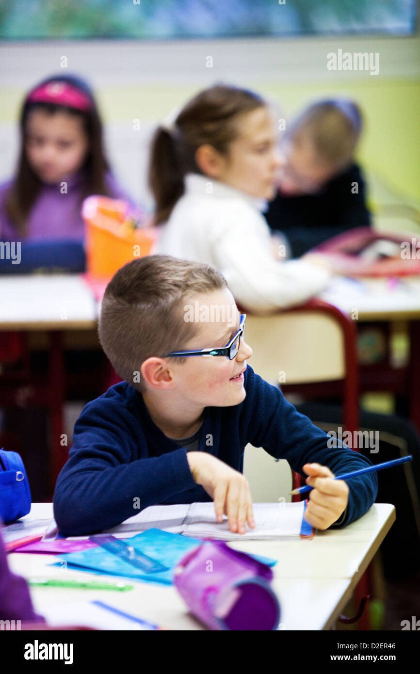 Reportage in Les Hélices Vertes scuola primaria in Cerny, Francia. Anno 2 Anno 3 multi-livello di classe. Foto Stock