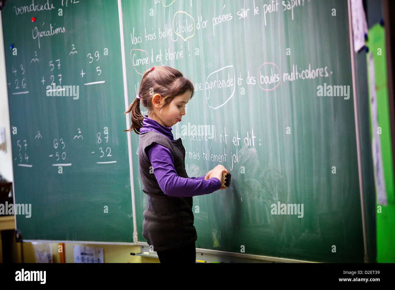 Reportage in Les Hélices Vertes scuola primaria in Cerny, Francia. Anno 2 Anno 3 multi-livello di classe. Foto Stock