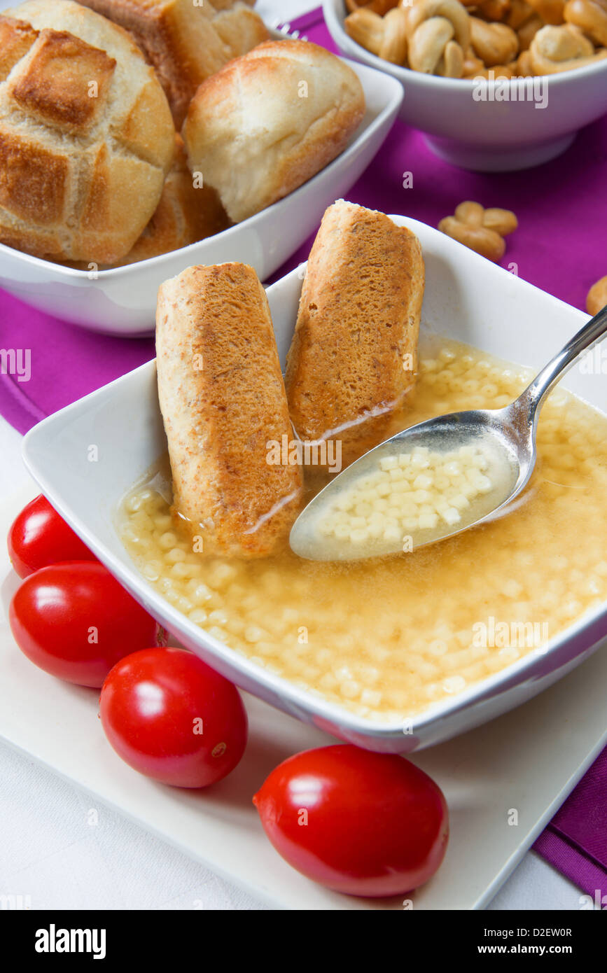 Dado per brodo Brodo vegetale con pastina Foto stock - Alamy