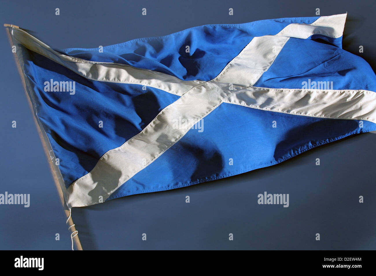 Il St Andrews Cross, la bandiera nazionale di Scozia, visto contro un cielo scuro Foto Stock