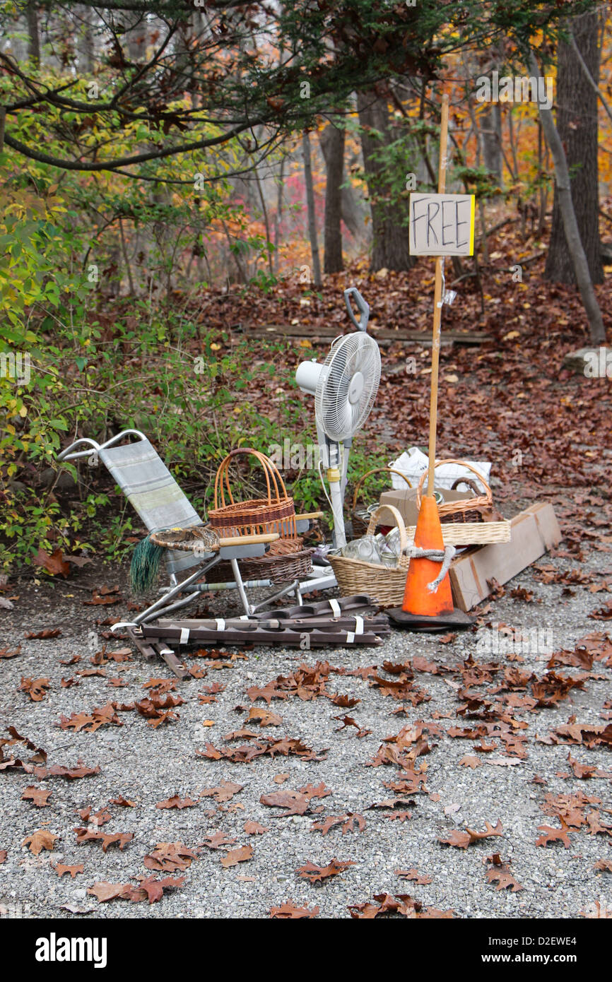 Articoli scartati collocato nei pressi di strada Foto Stock