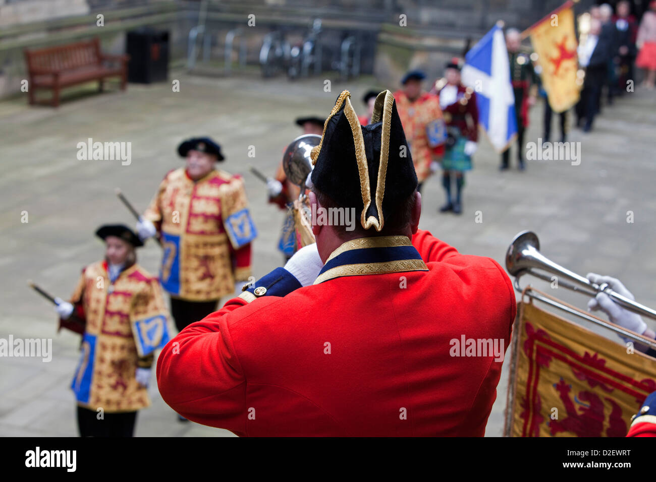 Un bugler araldi della processione di apertura all'inizio dell Assemblea Generale della Chiesa di Scozia 2012 Foto Stock