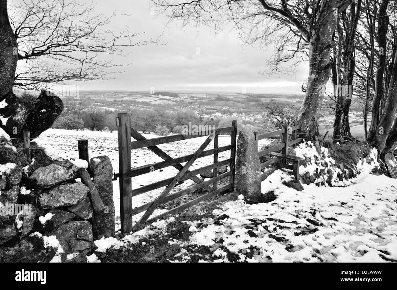 Dartmoor cercando di gate da un snowy dartmoor attraverso Okehampton e del Devon Foto Stock