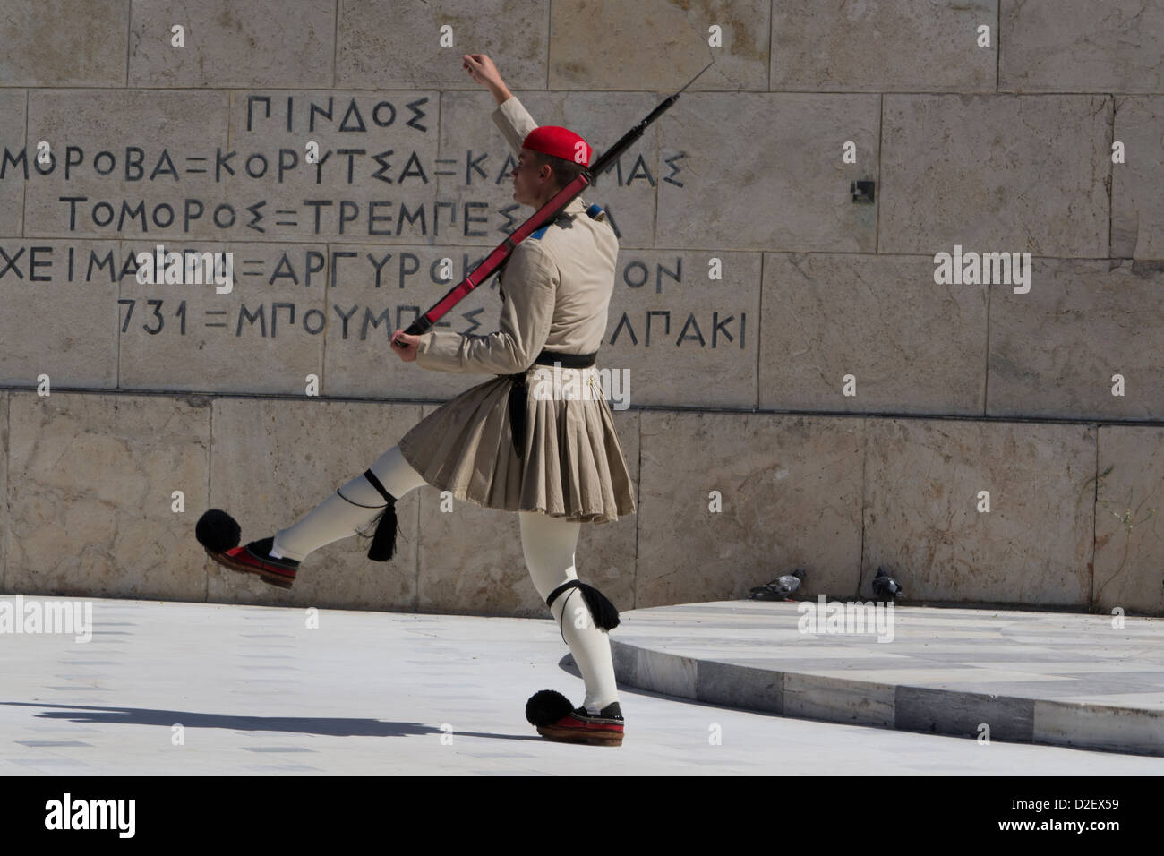 Un evzone presso la tomba del Milite Ignoto in piazza Syntagma. Foto Stock