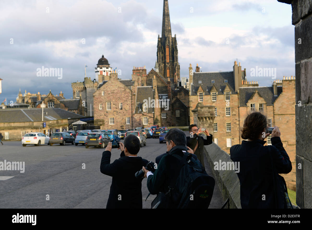 Turista malaysiano scattare foto di vista dal Castello di Edinburgo Foto Stock