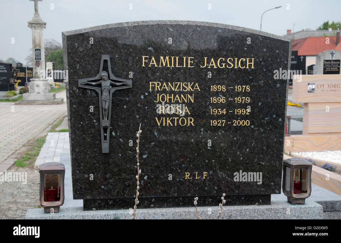 Una famiglia austriaca lapide in un cimitero di Trausdorf, nr Vienna, Austria. Foto Stock