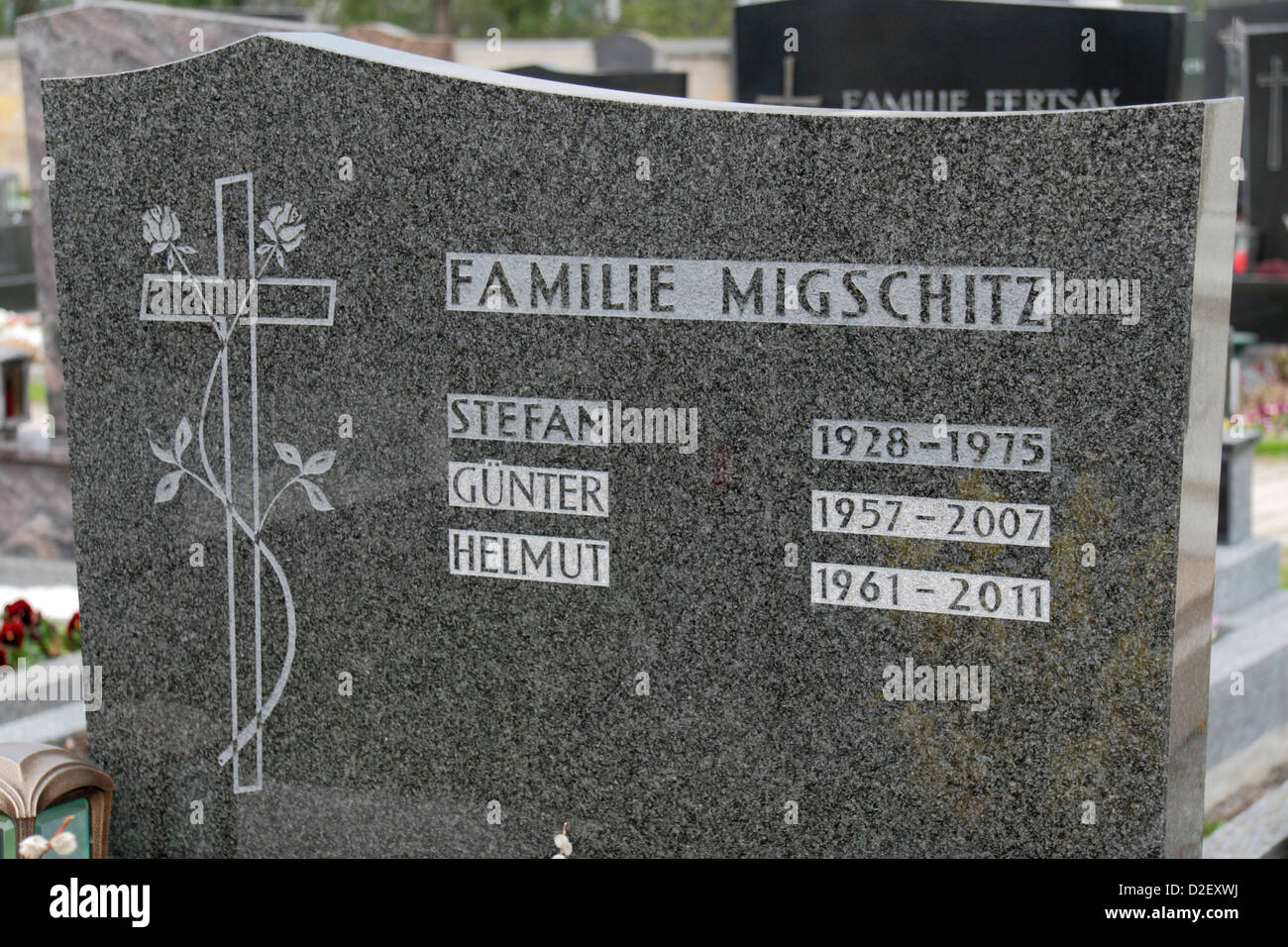 Una famiglia austriaca lapide in un cimitero di Trausdorf, nr Vienna, Austria. Foto Stock