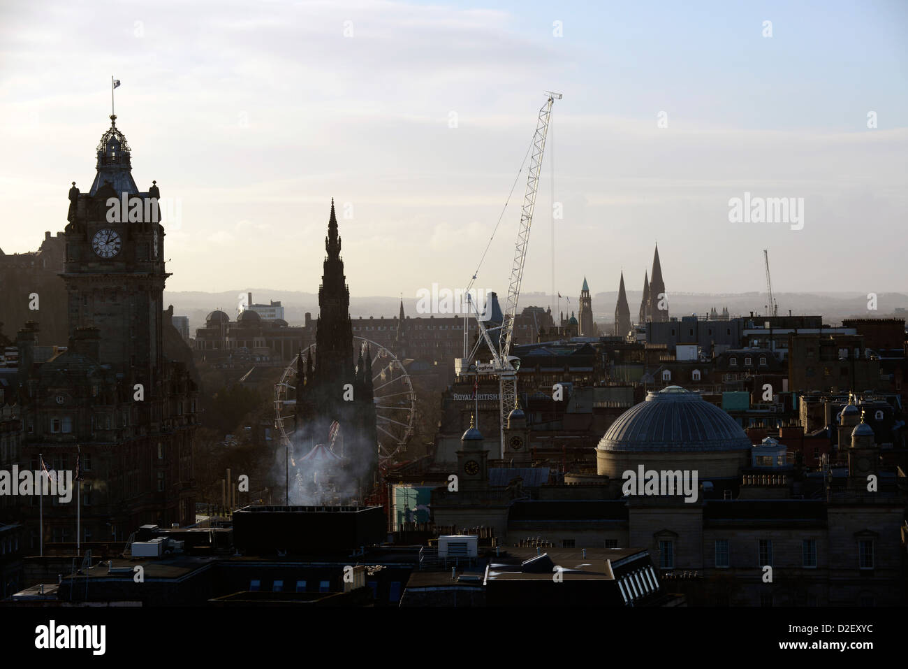 Edinburgh skyline da Calton Hill. Con ruota panoramica Ferris tedesco per il mercato di Natale e gru da cantiere Foto Stock
