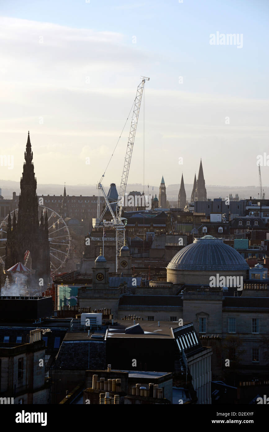 Edinburgh skyline da Calton Hill. Con ruota panoramica Ferris tedesco per il mercato di Natale e gru da cantiere Foto Stock