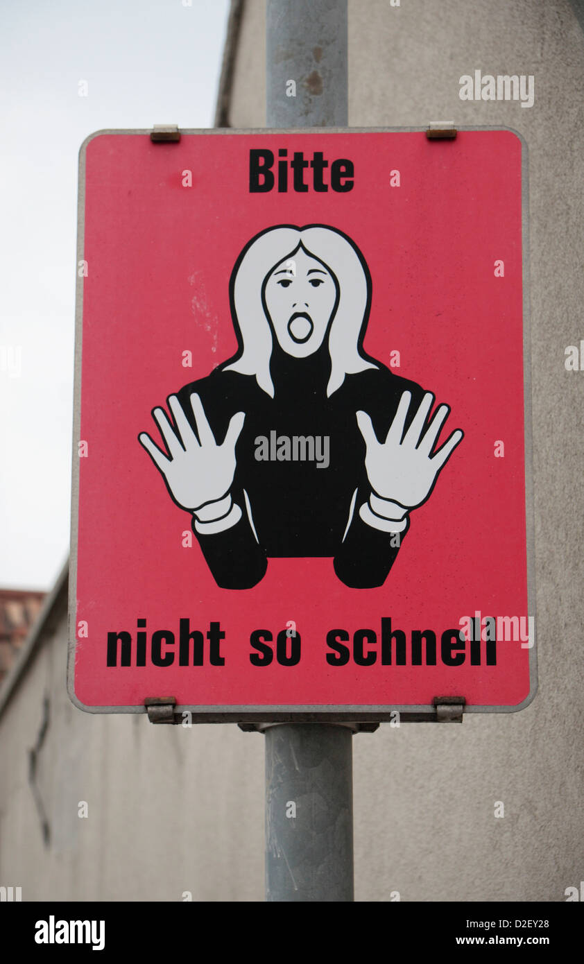Cartello stradale chiedendo agli utenti della strada (driver) per rallentare in Trausdorf, nei pressi di Vienna, Austria. Foto Stock