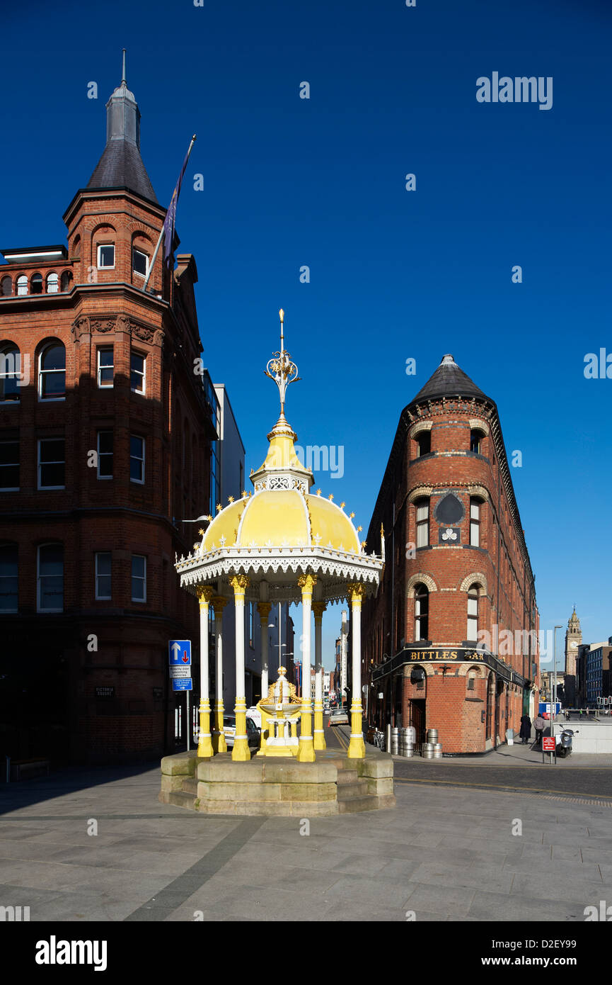 Il Jaffe fontana con Bittles Bar, Victoria Street, Belfast, Irlanda del Nord Foto Stock