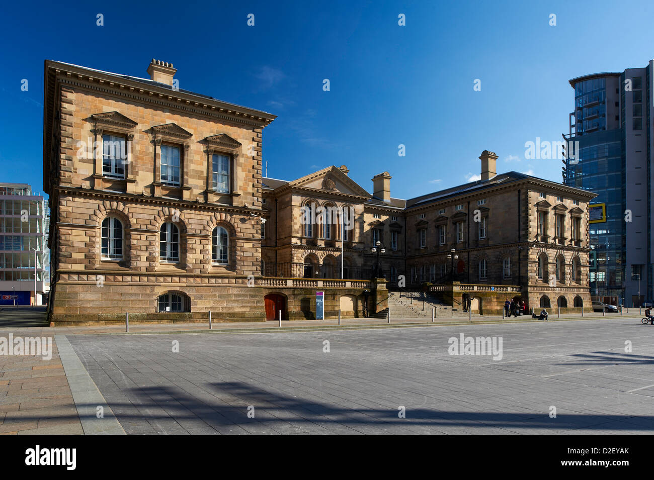 Custom edificio quadrato a Belfast Irlanda del Nord con la barca edificio per uffici in background Foto Stock